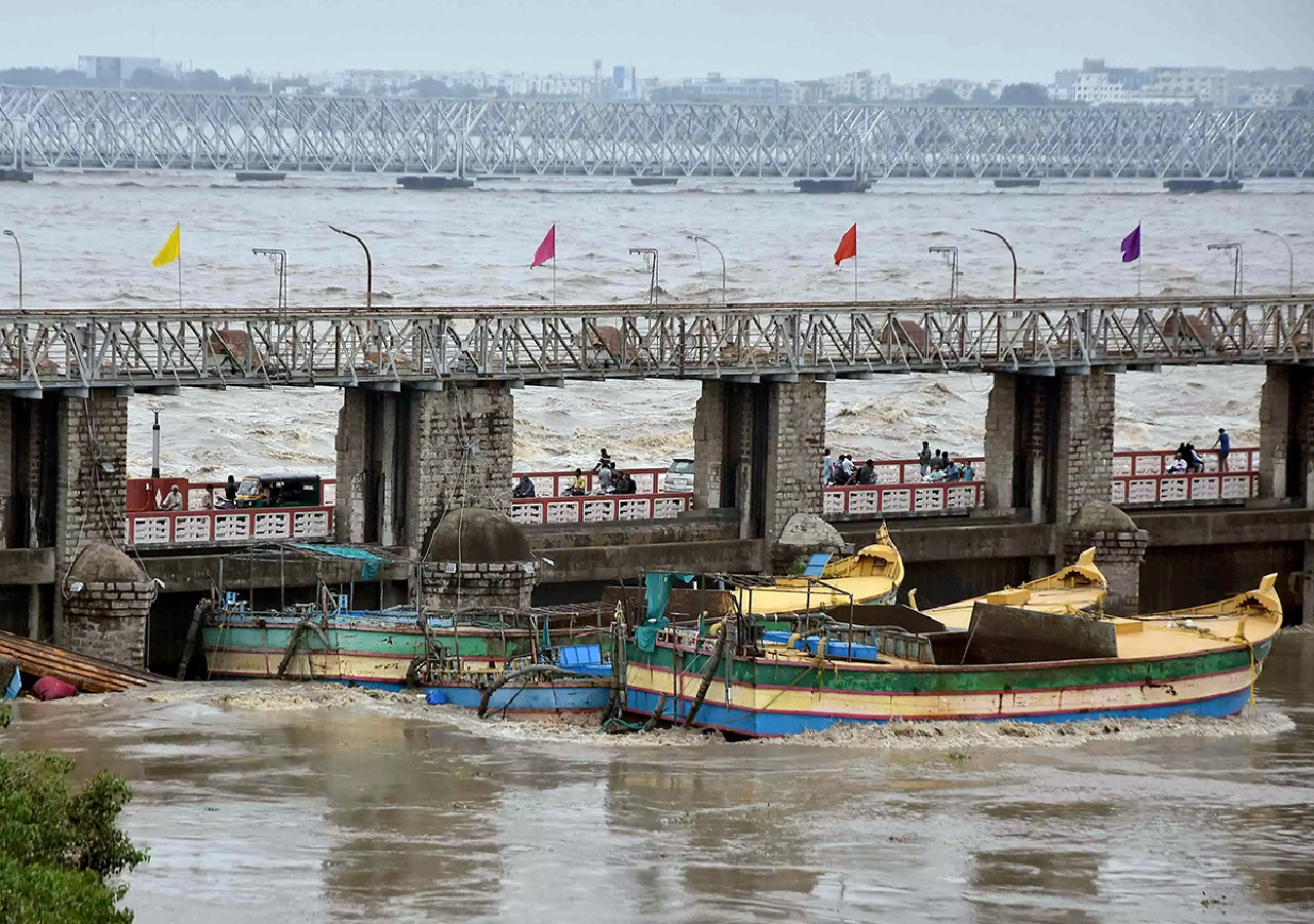 Vijayawada floods, Vijayawada Prakasam Barrage, AP news